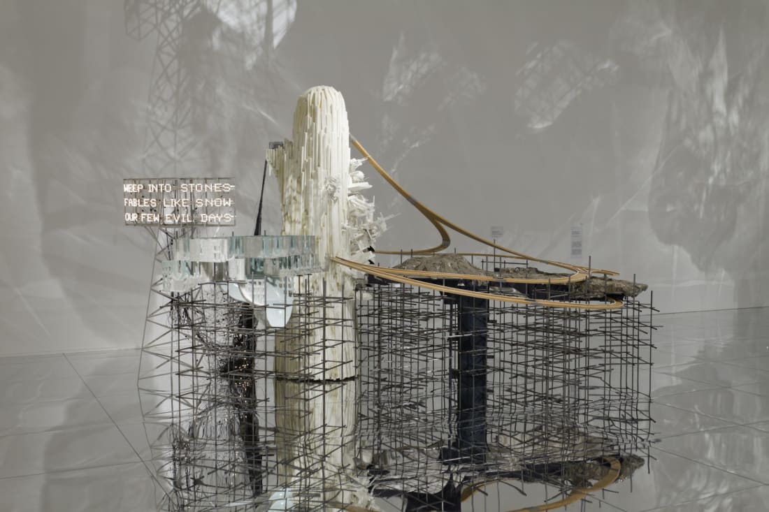 Lee Bul, Mon grand récit: Weep into Stones. . ., 2005. Photo: Watanabe Osamu. Courtesy of Mori Art Museum.