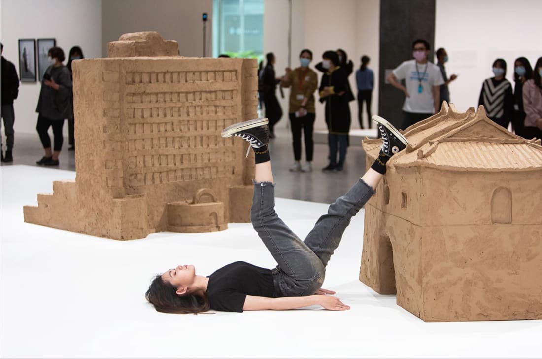 Erwin Wurm, One minute in Taipei, exhibition view, 2020. Courtesy the artist and Taipei Fine Arts Museum