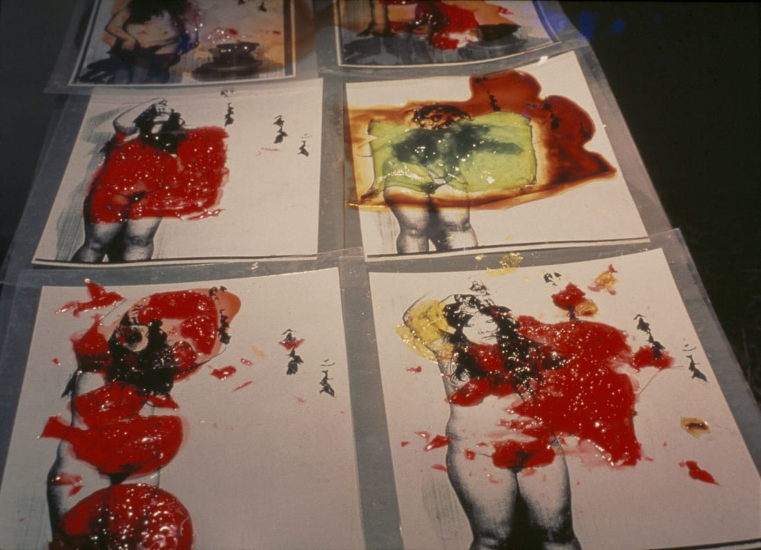 , 1991, 래미네이트 사진 위에 젤리, 감자가루, 과자, 식용 색소, 플라스틱 접시, 술, 물비누통, 가변크기, 《설거지》, 소나무갤러리, 서울. 사진: 김형태....