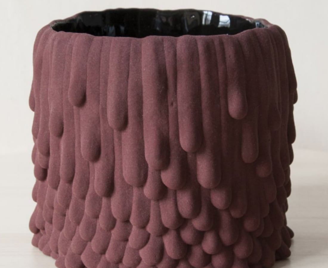 Cécile Bichon, Cache-pot souche basaltique rose brique au coeur noir brillant