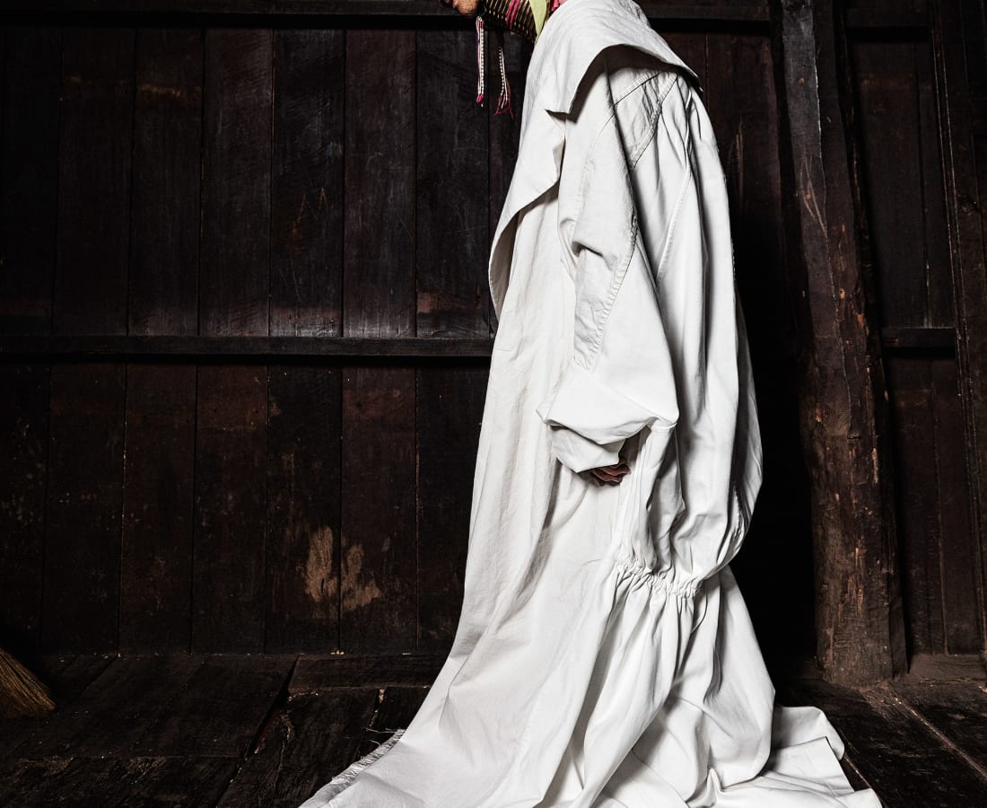 Tatchatrin Choeychom, Mu Lon - The granny in the white dress