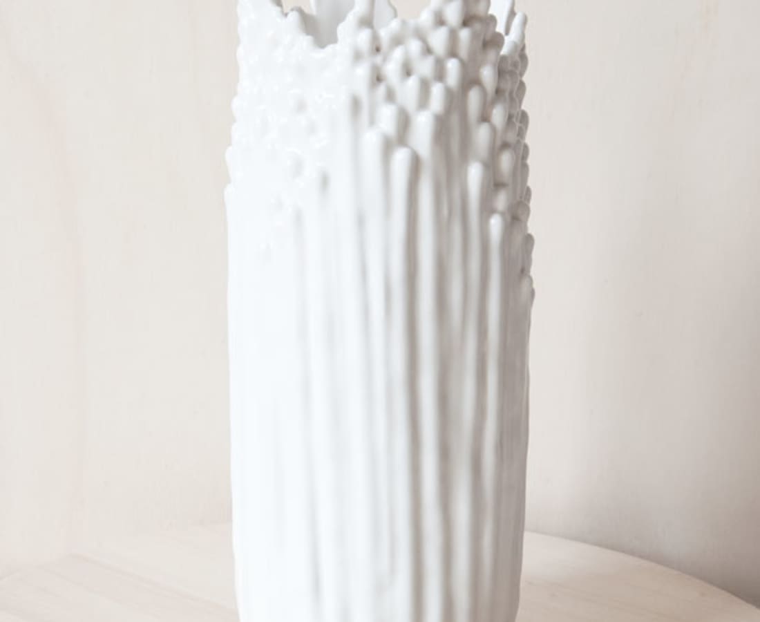 Cécile Bichon, Grand Vase Floral Blanc Satiné