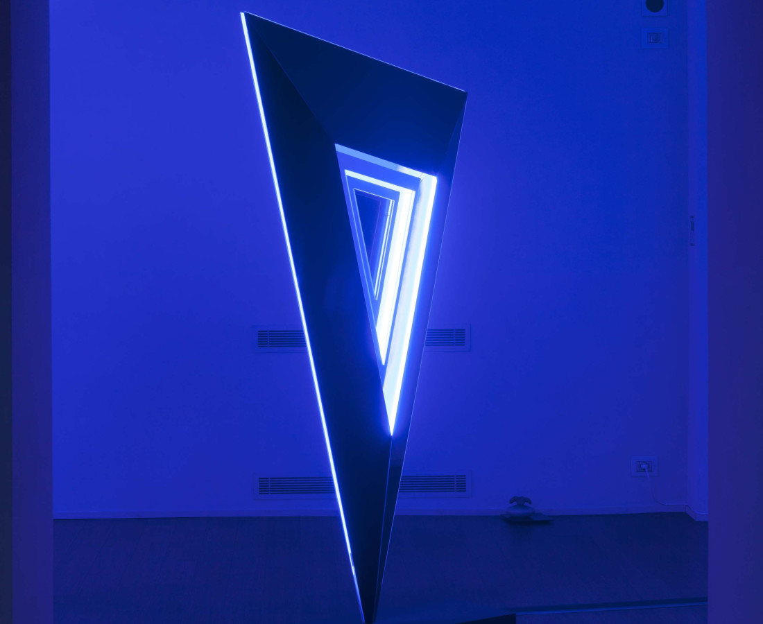 Nanda Vigo: Light Trek - ABC-ARTE Contemporary art Gallery - 2014-2015 Deep Space, 2014, 200 x 100 x 40 cm - 78 11/16 x 39 5/16 x 15 11/16 ins, specchio, vetro e luci neon