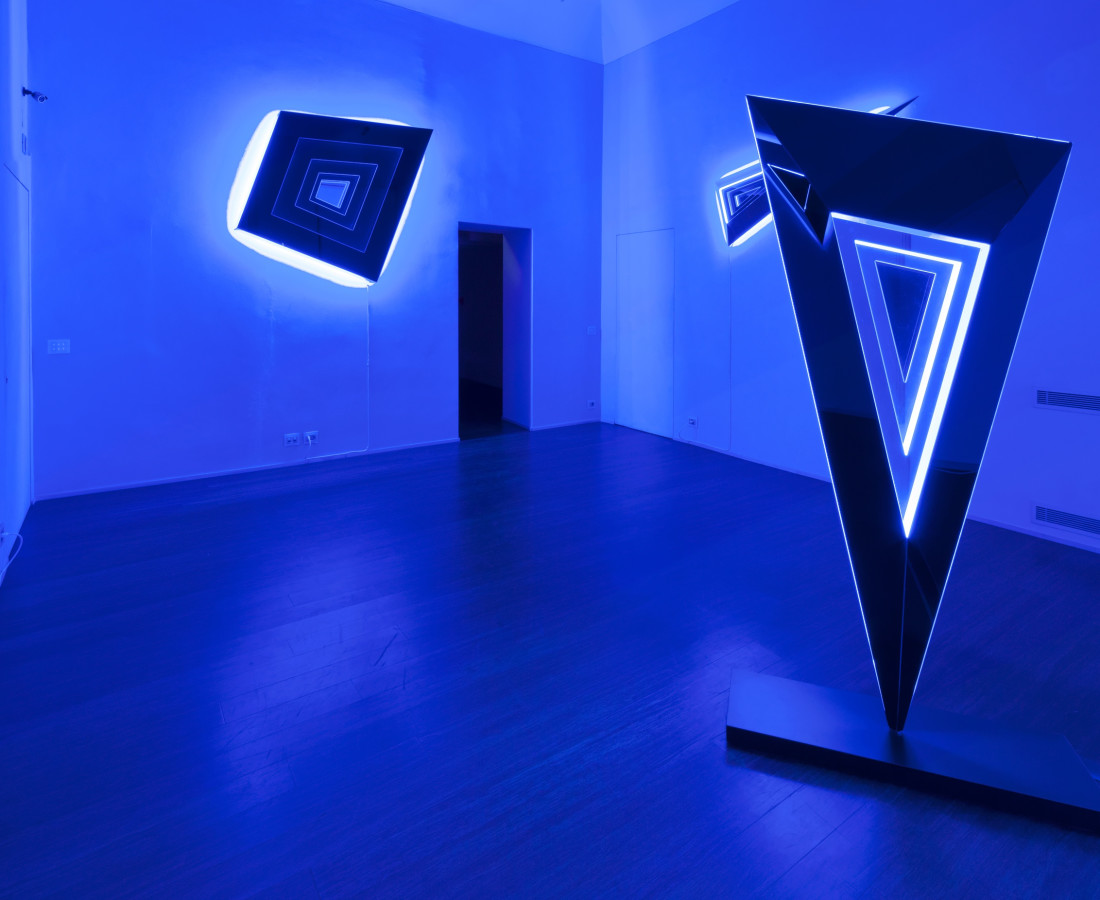 Nanda Vigo: Light Trek - ABC-ARTE Contemporary art Gallery - 2014-2015 Deep Space Trapezio, 2014, 120 x 150 x 25 cm - 47 3/16 x 59 1/16 x 9 13/16 ins, specchio, vetro e luci neon Deep Space, 2014, 190 x 65 x 15 cm - 74 12/16 x 25 9/16 x 5 14/16 ins, specchio, vetro e luci neon Deep Space, 2014, 200 x 100 x 40 cm - 78 11/16 x 39 5/16 x 15 11/16 ins, specchio, vetro e luci neon