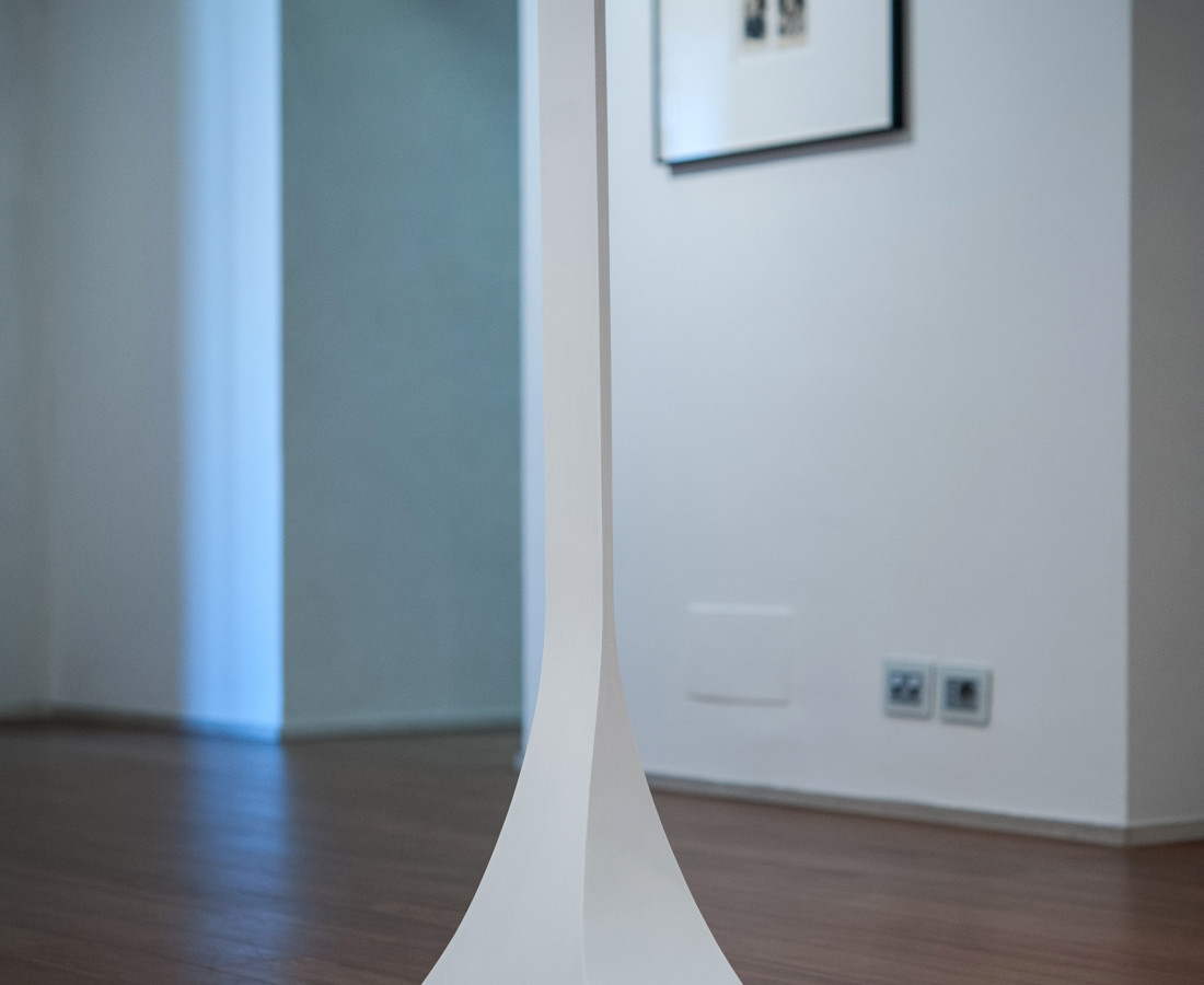 Mauro Vignando: Piedistallo per ultima sigaretta, 2015, 105 x 52 x 27 cm