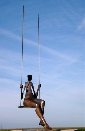 Dame op de schommel