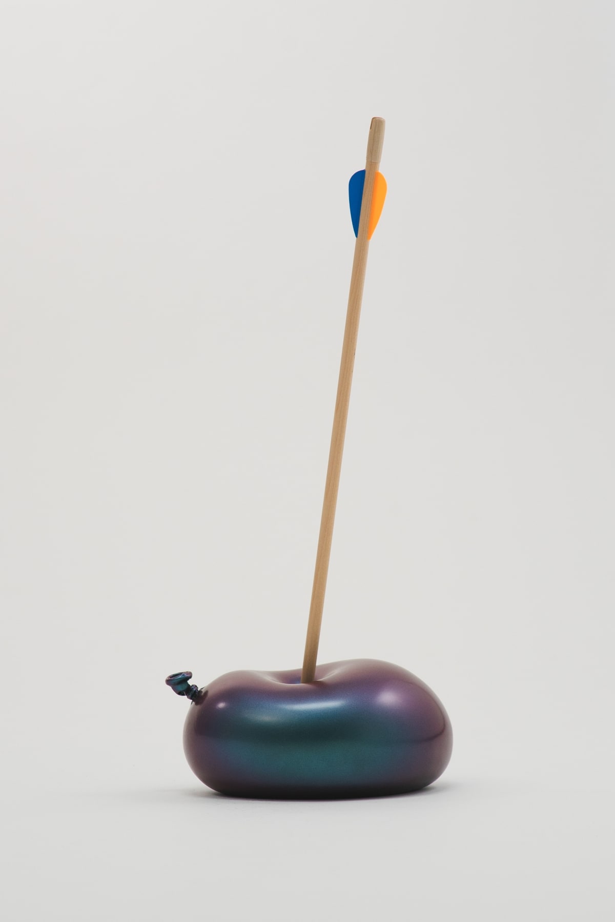 Último Instante. Single arrow balloon. Camaleón azul con destellos morados., 2023