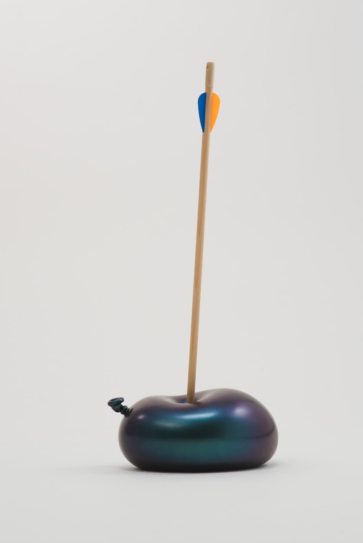 Último Instante. Single arrow balloon. Camaleón azul petróleo., 2023
