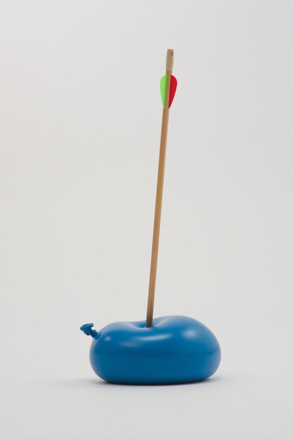 Último Instante. Single arrow balloon. Azul., 2023