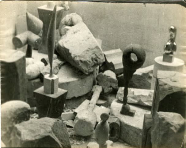 Constantin Brancusi  Vue d'atelier : Oiseaux dans l'espace (1924