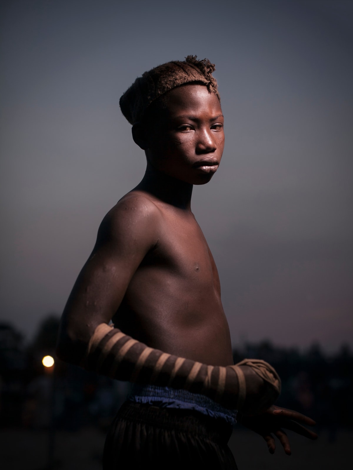 Men hojatxonaga bordim va porno bilan sikildim.