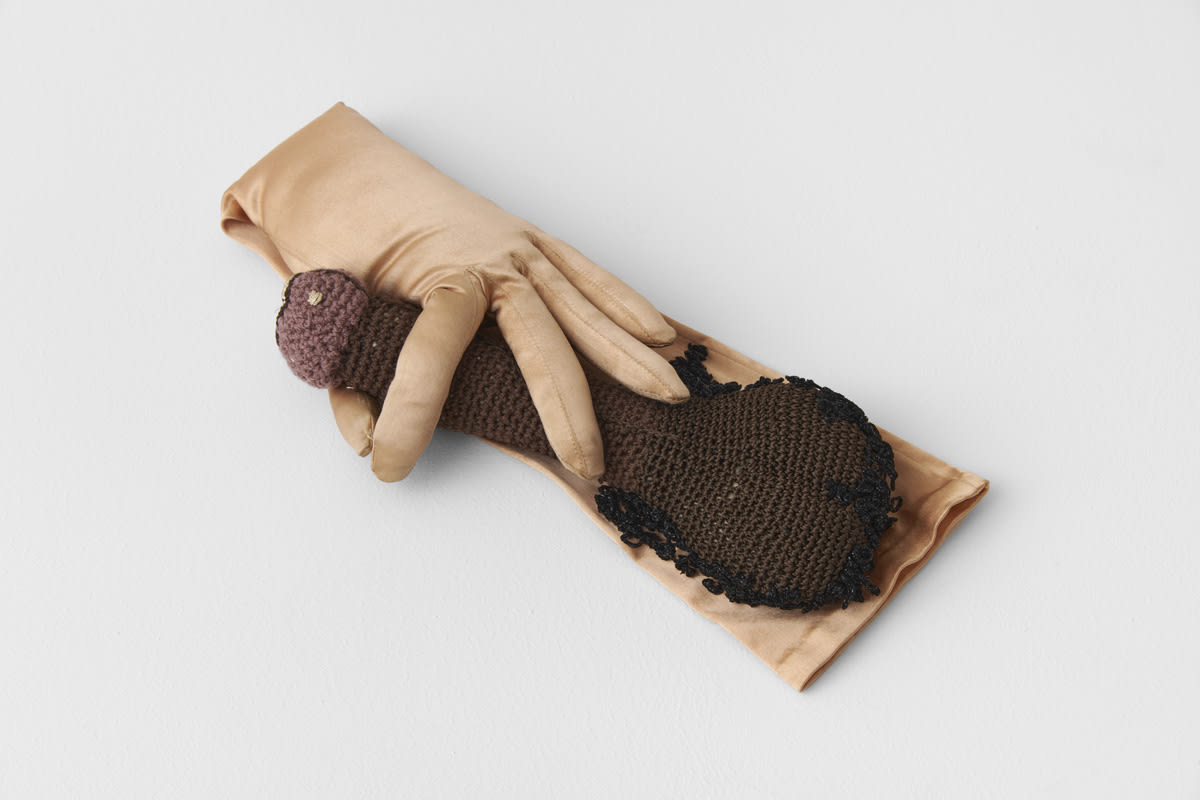 Su RICHARDSON Friends Gloves I, 1979 Silk glove, lurex, cotton 30 x 12.5 cm