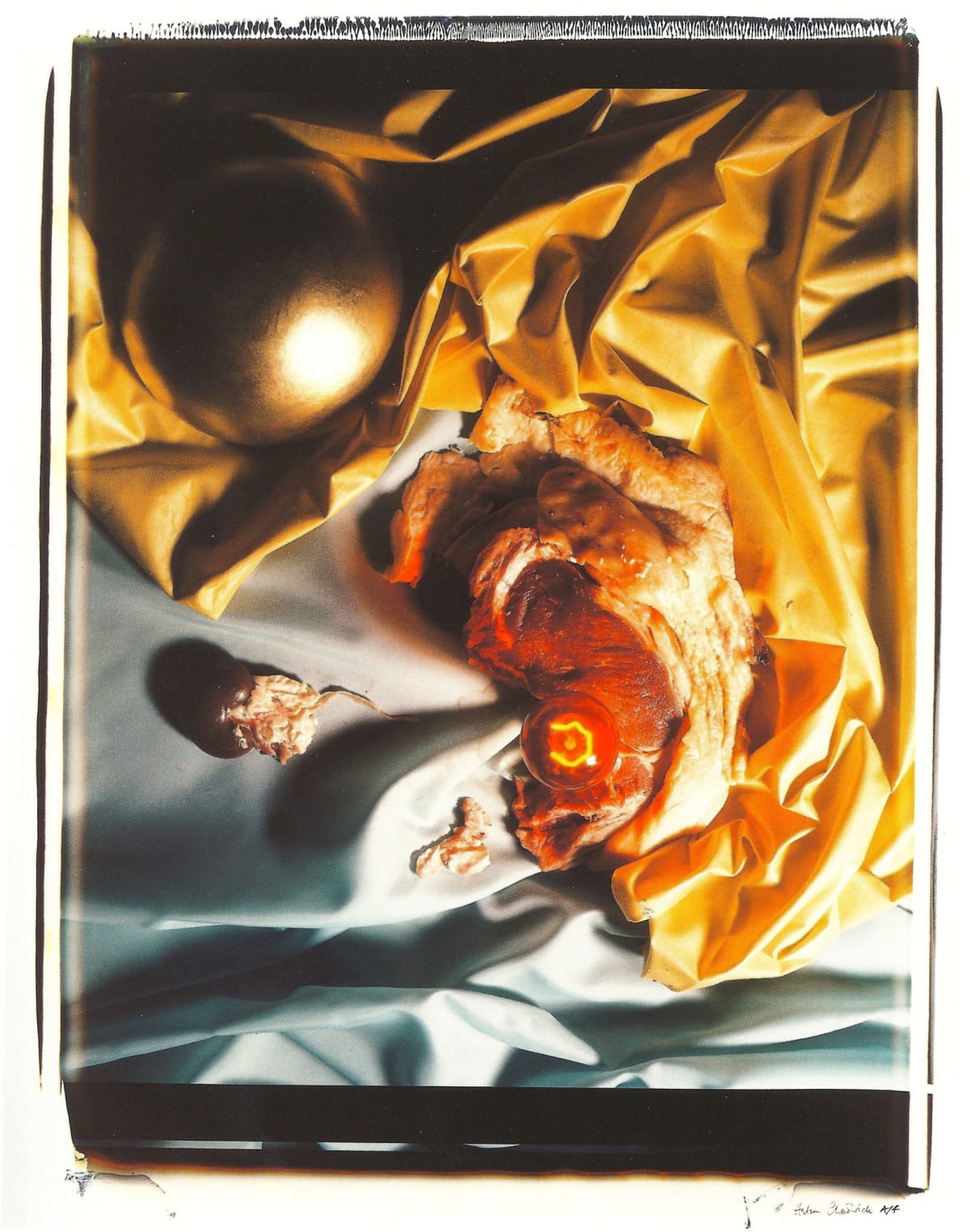 Helen CHADWICK, Meat Abstract No. 8: Gold Ball / Steak, 1989