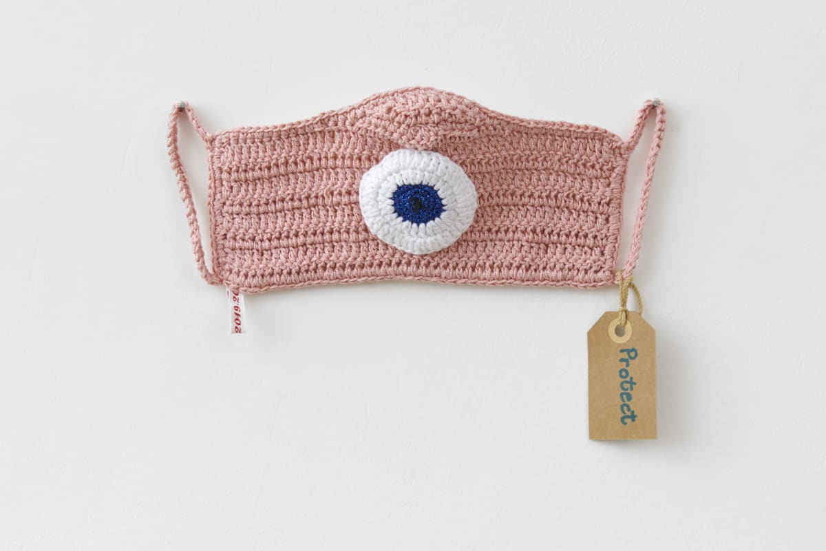 Su RICHARDSON Protect , 2020 Crochet 11 x 23 cm