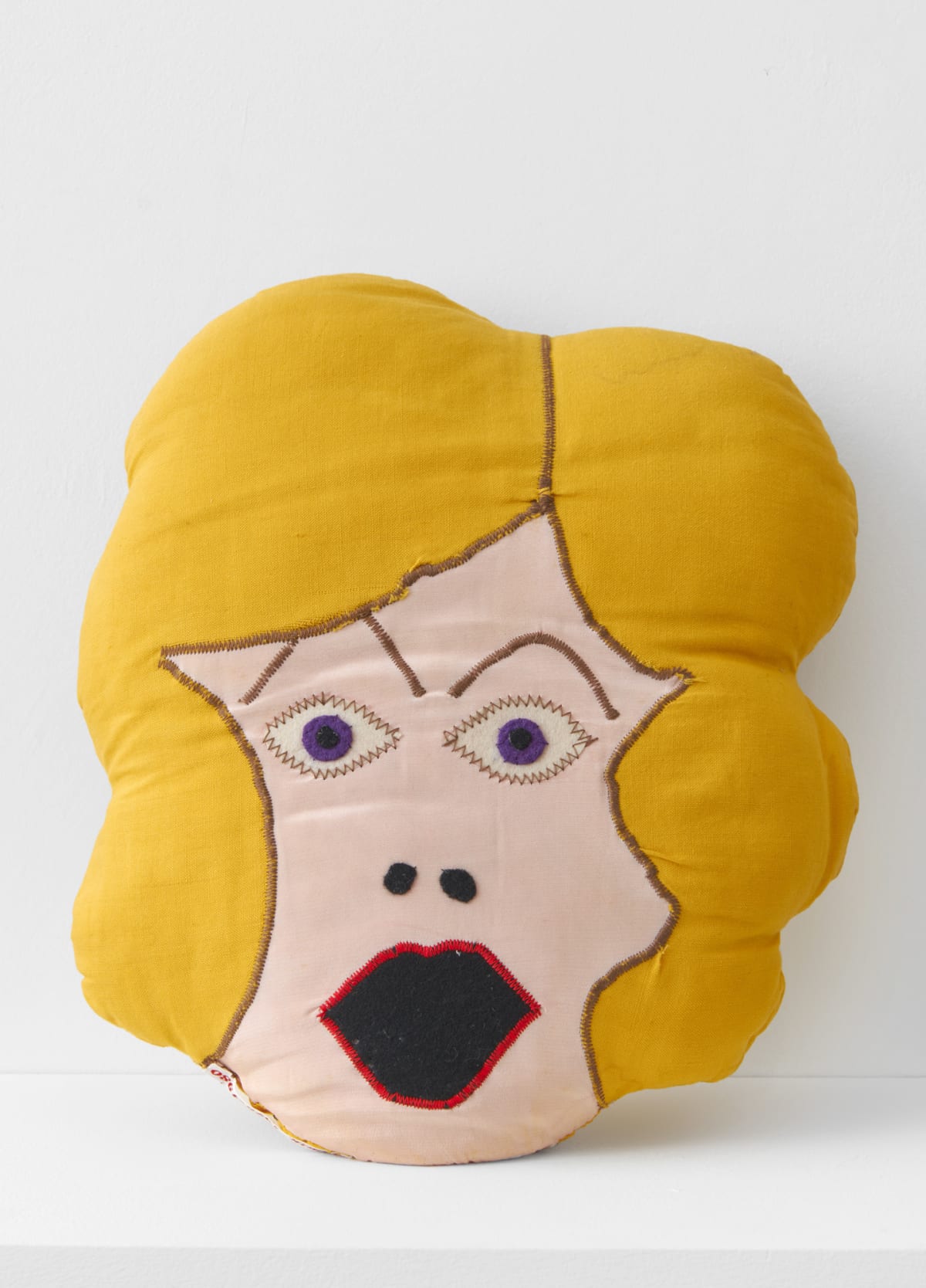 Su RICHARDSON Face cushion, 1975-80 Wool, cotton, rayon, lurex 32 x 26 x 6 cm