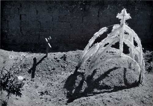 Manuel Alvarez Bravo, Tumba Reciente [recent grave], 1933
