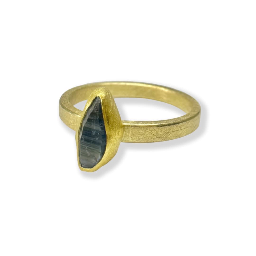 Rough sapphire ring shop