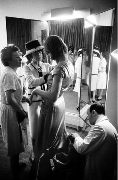 Douglas Kirkland, Mademoiselle Chanel at work, creating