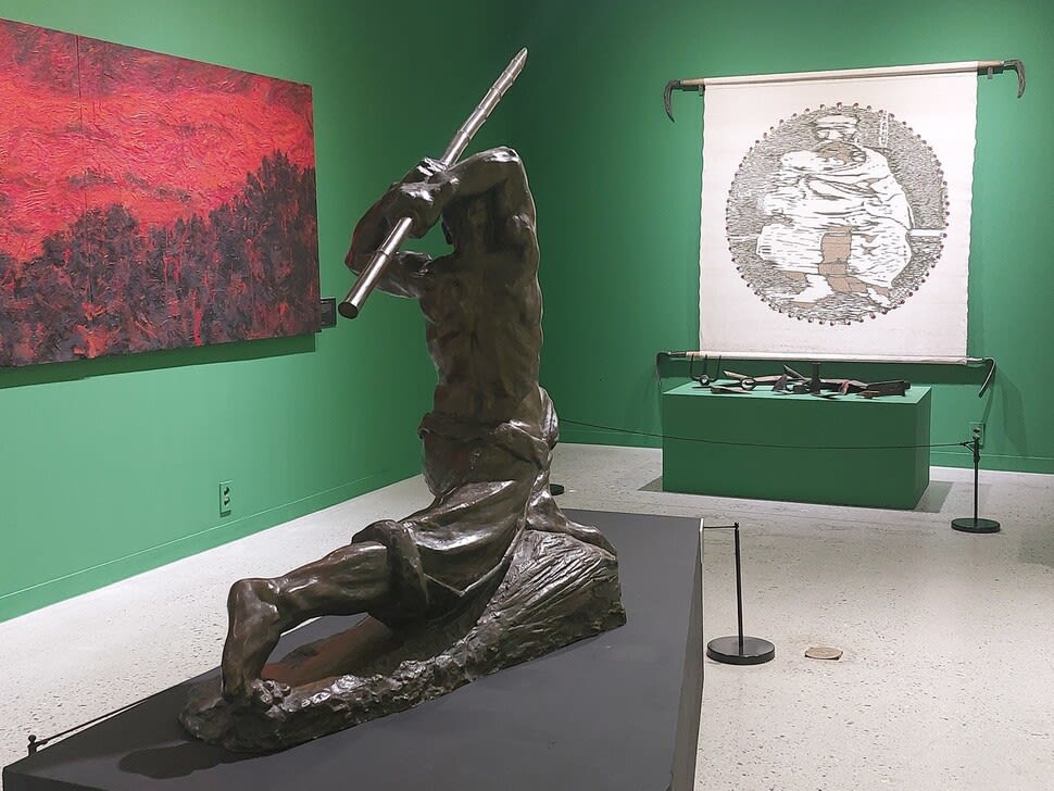 [News] BTS J-hope wearing military uniform '3m large painting', at the site of the Gwangju Uprising in May