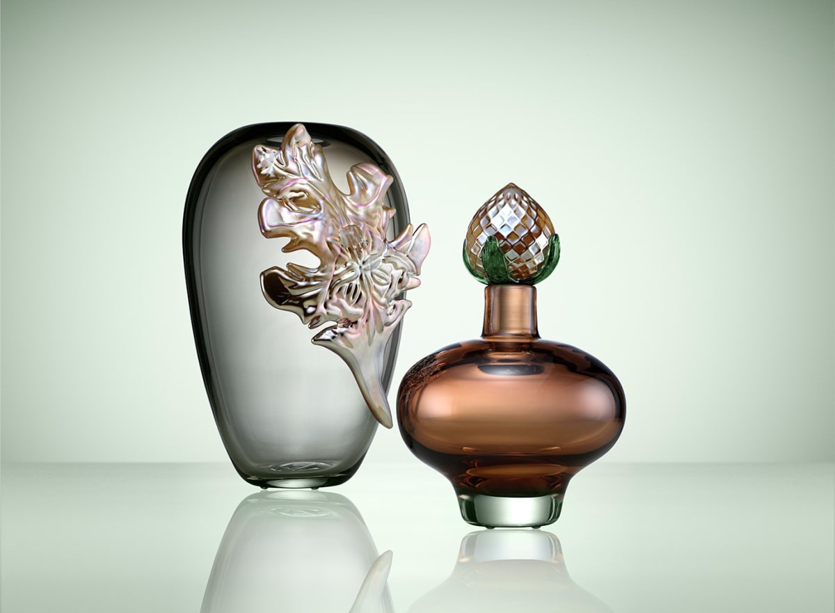 Glasverk med blad och kotte med grön bakgrund