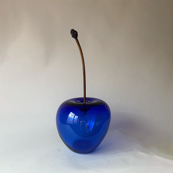 Blått körsbär i glas