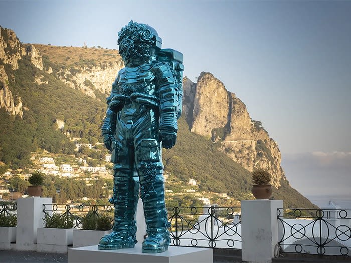 “Spaceman Shine” di Filippo Tincolini atterra a Capri: un dialogo tra natura e futuro