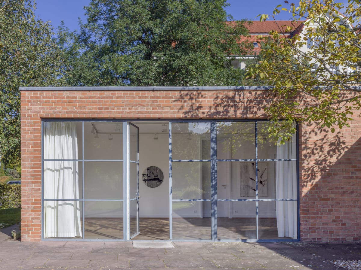 Gregor Hildebrandt – Im Sturz durch Raum und Zeit , Mies van der Rohe Haus, Berlin, DE