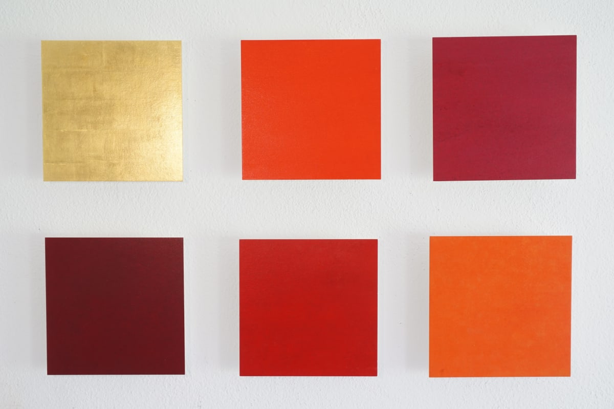 Renate Balda Rotklang, 2025, Schellacktusche auf Japanpapier, montiert, Goldschnitt, 1 Tafel • blattvergoldet • Aus der Werkserie: "Hommage an die frühe italienische Tafelmalerei des Trecento" je 18 x 18 x 3 cm, 6 tlg.