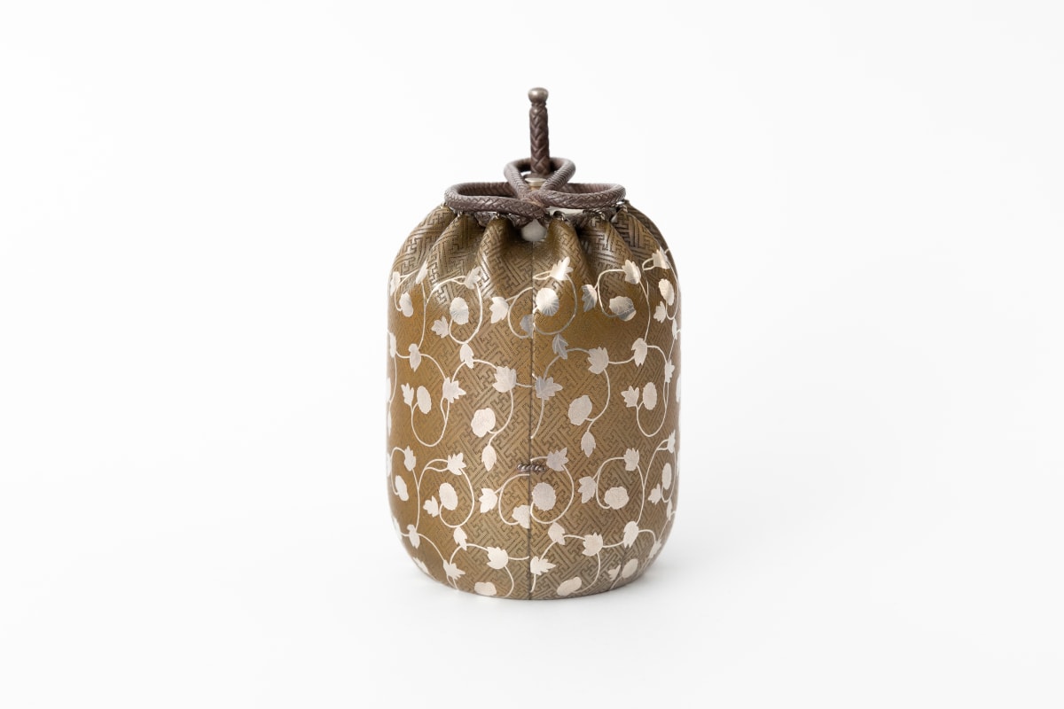 茶道具　玉領作　茶入　仕覆付　共箱　V　5723 Hiraku Sudo, Antique Textile Pattern Silk Pouch-Shaped Tea