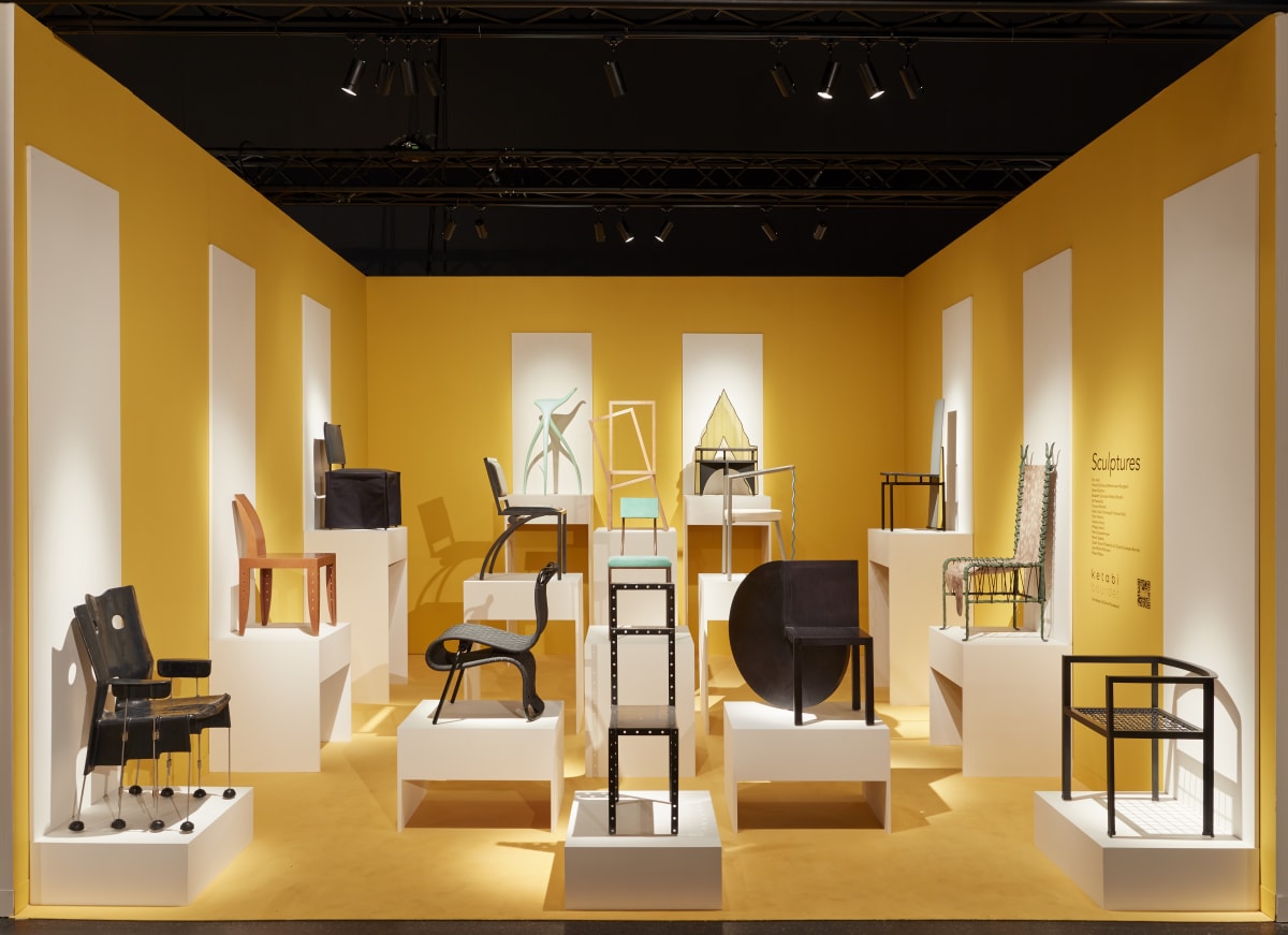 Le stand de la galerie Ketabi-Bourdet avec un ensemble de quinze chaises iconiques dessinées dans les années 1980 par quinze designers historiques. Scénographie Bruno Rousseaud Studio Shapiro