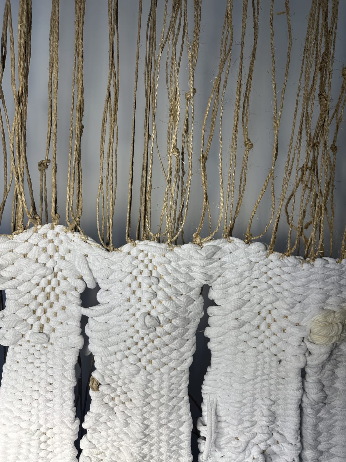 Thomas De Falco, Red seed, 2024. Dettaglio arazzo. Museo Arte Contemporanea Cavalese