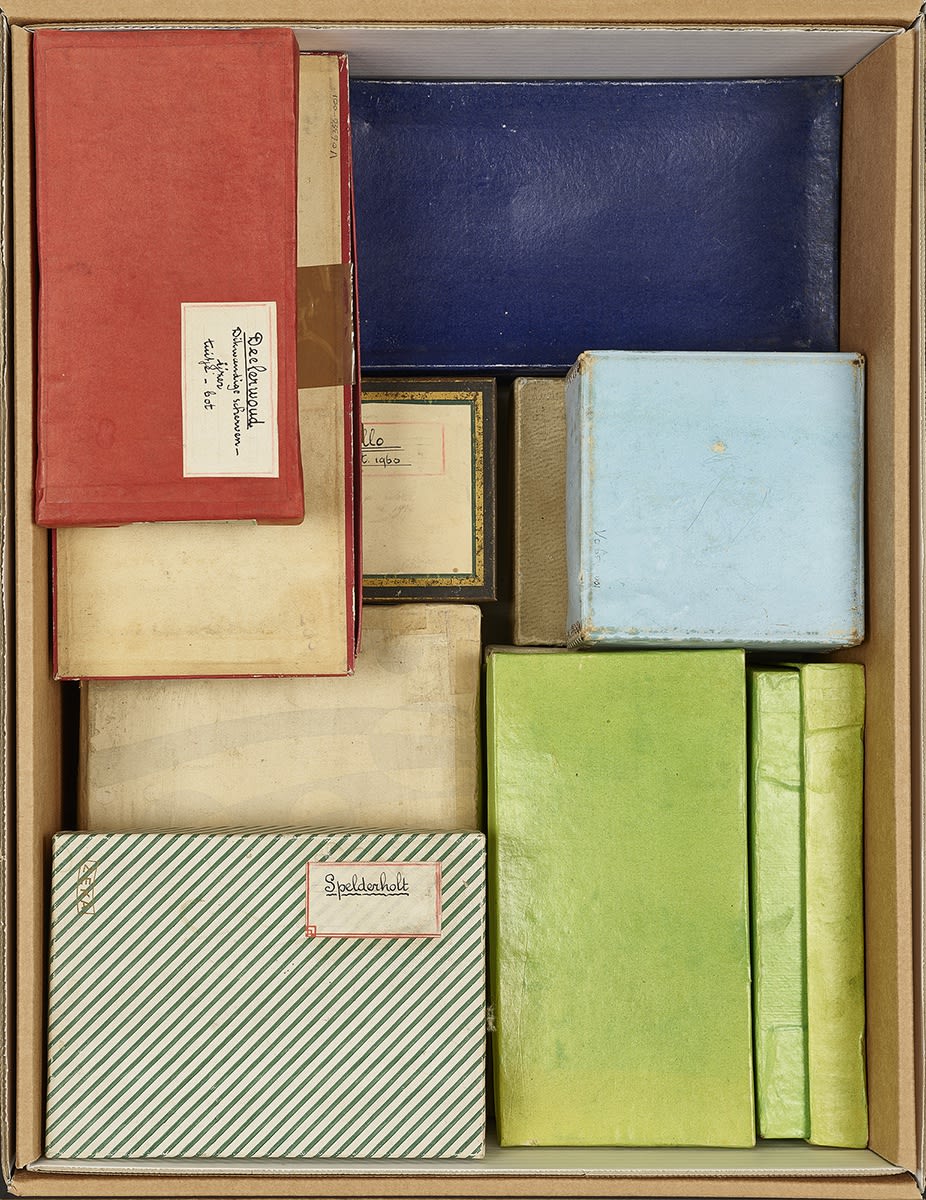 ADO poppenhuismeubels, eind jaren twintig - begin jaren dertig. Foto Scheltens & Abbenes / The Ravestijn Gallery, Achtergrond bewerking NRC