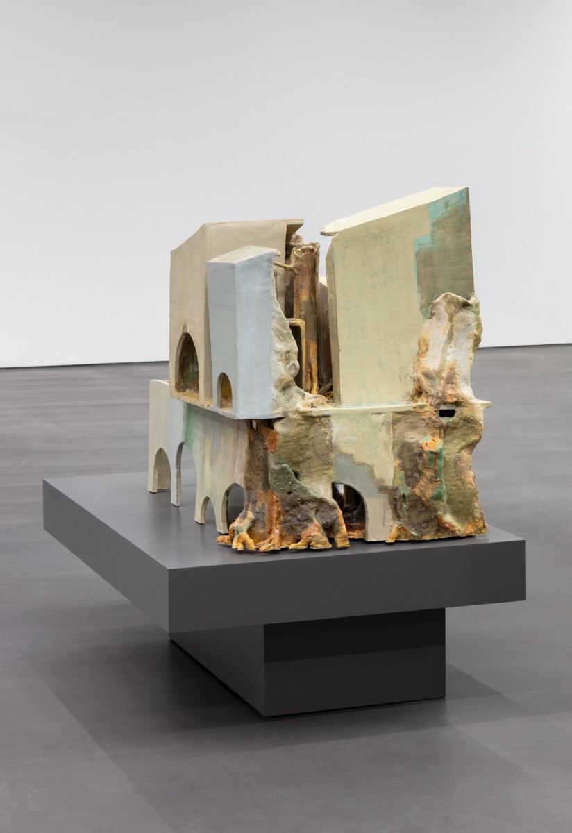 Isa Melsheimer, false ruins and lost innocence 1, 2020, large ceramics, plinth, 104 x 80,5 x 122 cm (41 x 31 3/4 x 48 1/8 in) (work), 50 x 160 x 110 cm (19 3/4 x 63 x 43 1/4 in) (plinth). Photo © Andrea Rossetti