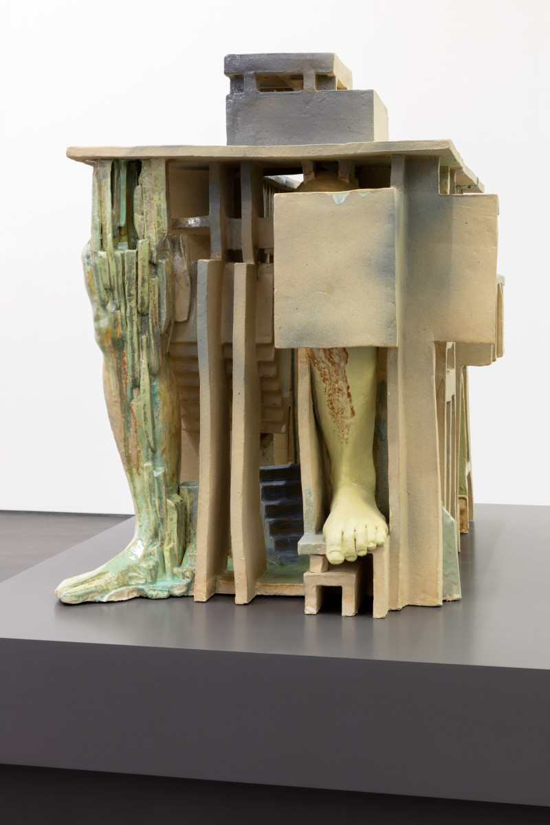 Isa Melsheimer, false ruins and lost innocence 2, 2020, ceramic, plinth, 96 x 78 x 120 cm (37 3/4 x 30 3/4 x 47 1/4 in) (work), 50 x 190 x 160 cm (19 3/4 x 74 3/4 x 63 in) (plinth). Photo © Andrea Rossetti