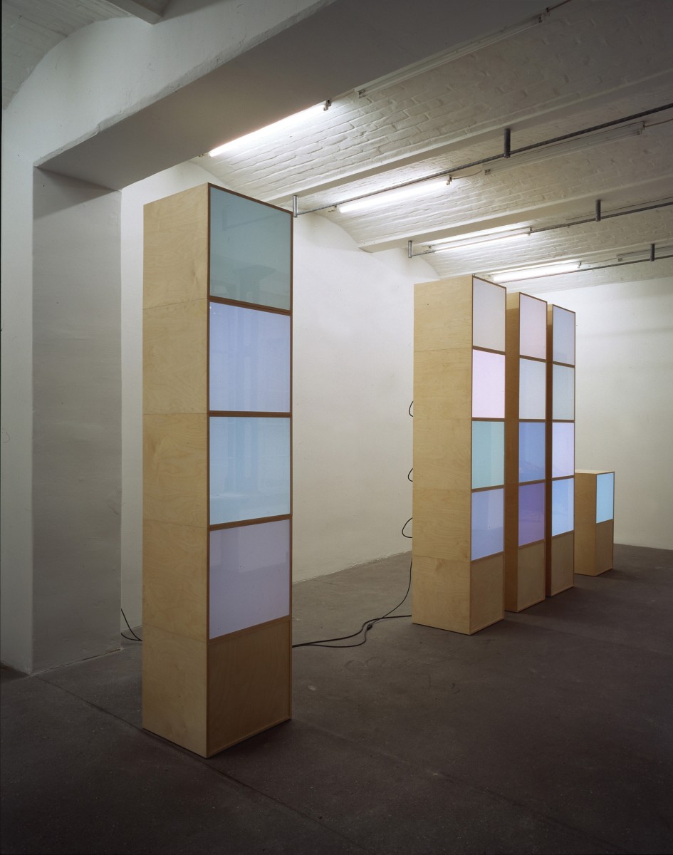 Angela Bulloch, Blow Up_T.V., 2000, 17 DMX modules and 5 Black Boxes: waxed birch wood, printed aluminium board, white glass, diffusion foil, glass, cable, RGB lighting system, Lan-Box, 250 x 250 x 50 cm, Private collection, France. Photo © Carsten Eisfeld