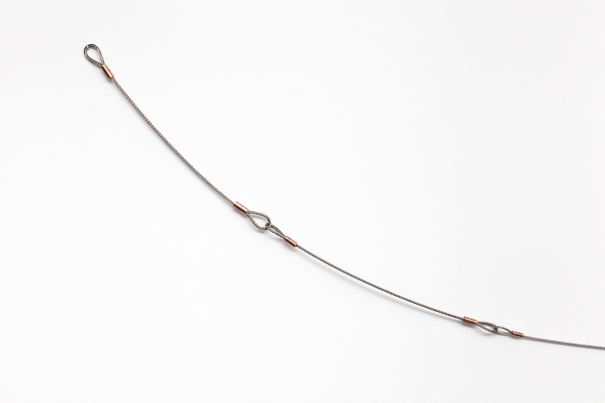 Detail: Jac Leirner, Jewel, 2020, steel cables, 70 cm (27 1/2 in) each, 7 parts. Photo © Andrea Rossetti