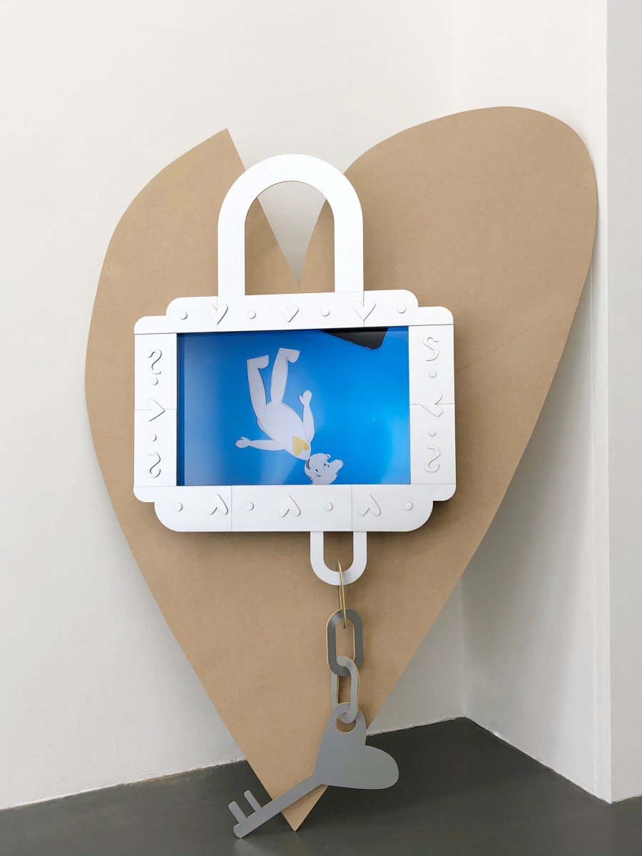 Simon Fujiwara, Who Loves Who?, 2021, sculptural video installation, MDF, foam core, cardboard, monitor, video, 97,5 x 115 x 12,5 cm (38 1/4 x 45 1/4 x 4 3/4 in) (sculptural element), 199 x 184 cm (78 3/8 x 72 1/2 in) (MDF heart element), duration: 1:02 min (loop), variable edition of 3 Photo © Simon Fujiwara
