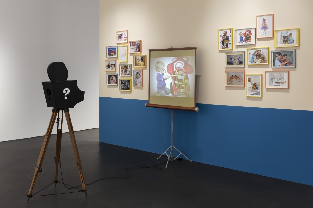 Simon Fujiwara Who's Childhood?, 2021 Sculptural video installation: cardboard, electrical tape, Plexiglas, antique tripod, projector, projection screen, animation, color, sound 20 frames: pastel, pencil, inkjet prints on paper 164 x 73 x 73 cm (64 5/8 x 28 3/4 x 28 3/4 in) (projector on tripod) Duration: 2:27 min 24,5 x 33,2 x 3,3 cm (9 5/8 x 13 1/8 x 1 1/4 in) each (15 parts) (framed) 33,2 x 24,5 x 3,3 cm (13 1/8 x 9 5/8 x 1 1/4 in) each (5 parts) (framed) Variable edition of 3 (SF 128)