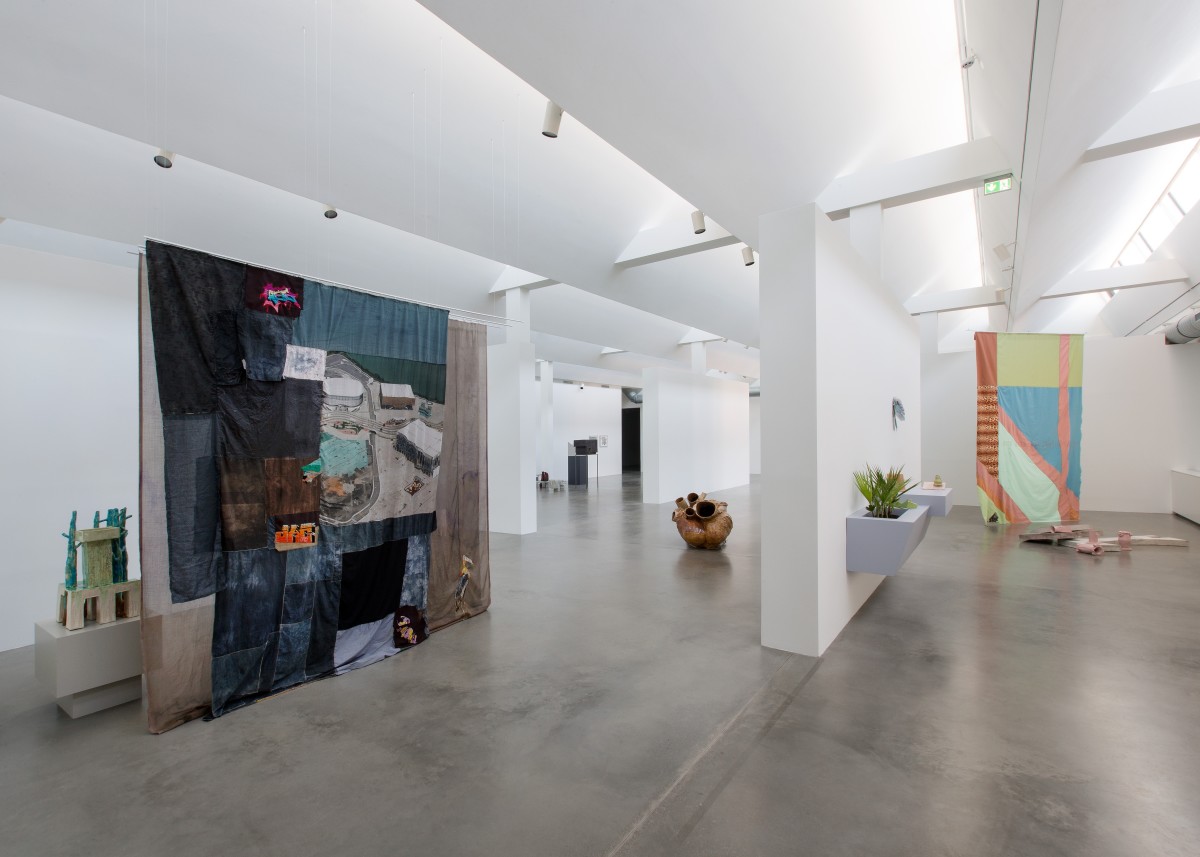 Exhibition views: Isa Melsheimer, Der unerfreuliche Zustand der Textur, Maschinenhaus M2, KINDL – Centre for Contemporary Art, Berlin, 2020. Photo © Oliver Mark