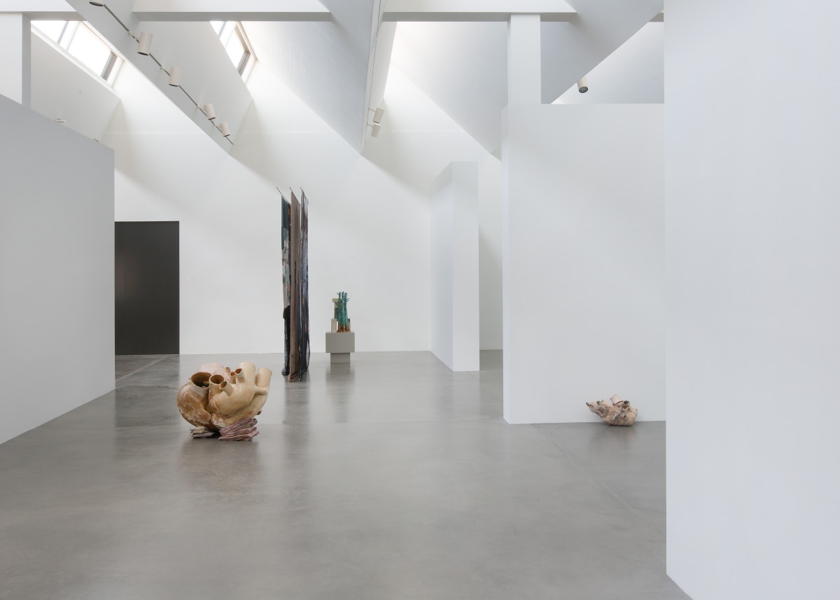 Exhibition views: Isa Melsheimer, Der unerfreuliche Zustand der Textur, Maschinenhaus M2, KINDL – Centre for Contemporary Art, Berlin, 2020. Photo © Oliver Mark