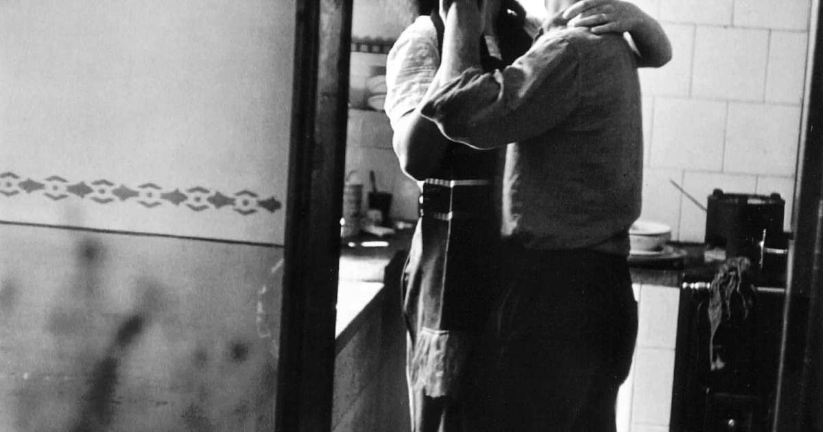 Elliott Erwitt: Home Around the World For the Holidays, Valencia, Spain,  1952 | Jackson Fine Art