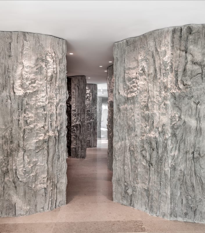 Cristina Iglesias, Tránsito Mineral, 2023 Jesmonite with marble powder, mirror polished stainless steel and amber light 291 x 990 x 291 cm