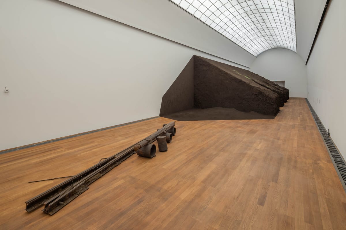 Delcy Morelos, Madre, 2025, earth, clay, water, wood, metal, jute, hay, straw, cinnamon, cloves, buckwheat, chia seeds, tobacco, honey, dimensions variable. Exhibition view Hamburger Bahnhof – Nationalgalerie der Gegenwart, 11.7.2025 – 25.1.2026 © Delcy M