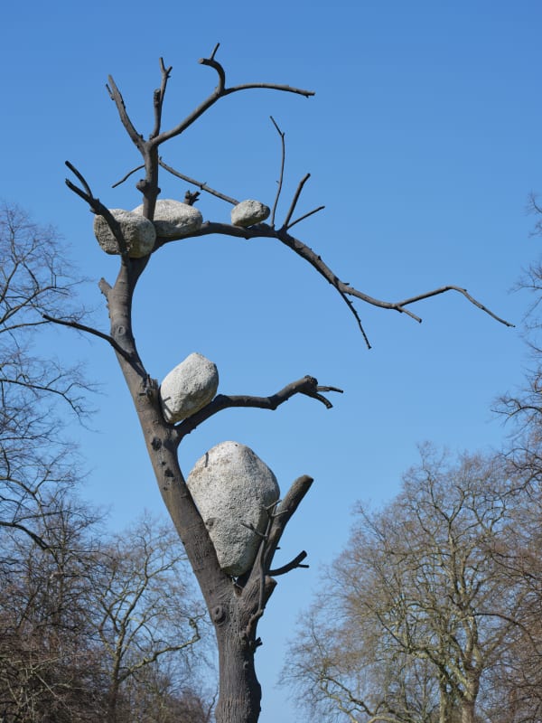 Giuseppe Penone, Idee di pietra (Ideas of Stone), 2010 - 2024. Bronze and river stones. ©Photo: George Darrell. Courtesy Giuseppe Penone and Serpentine.
