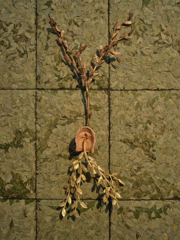 Giuseppe Penone, Respirare l’ombra (To Breathe the Shadow), 2000. Metal grids, laurel leaves, and bronze. ©Photo: George Darrell. Courtesy Giuseppe Penone and Serpentine.