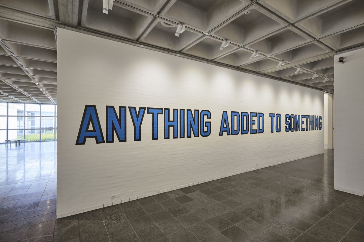 Lawrence Weiner, CLOSE TO A RAINBOW, Holstebro Kunstmuseum