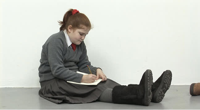 Ruth Drawing Picasso, 2009, 6'33'' © Rineke Dijkstra - Courtesy de l'artiste et Marian Goodman Gallery, Paris et New York