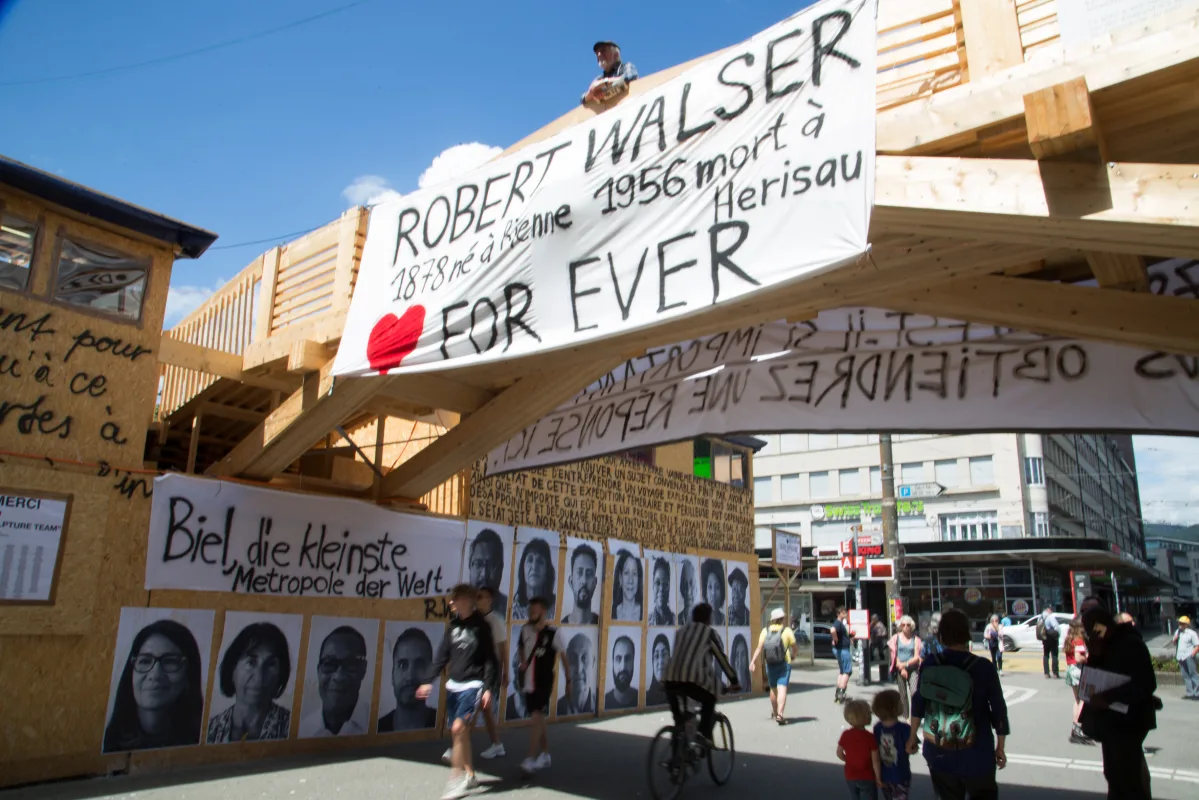 Image: Thomas Hirschhorn lectures on Robert Walser-Sculpture
