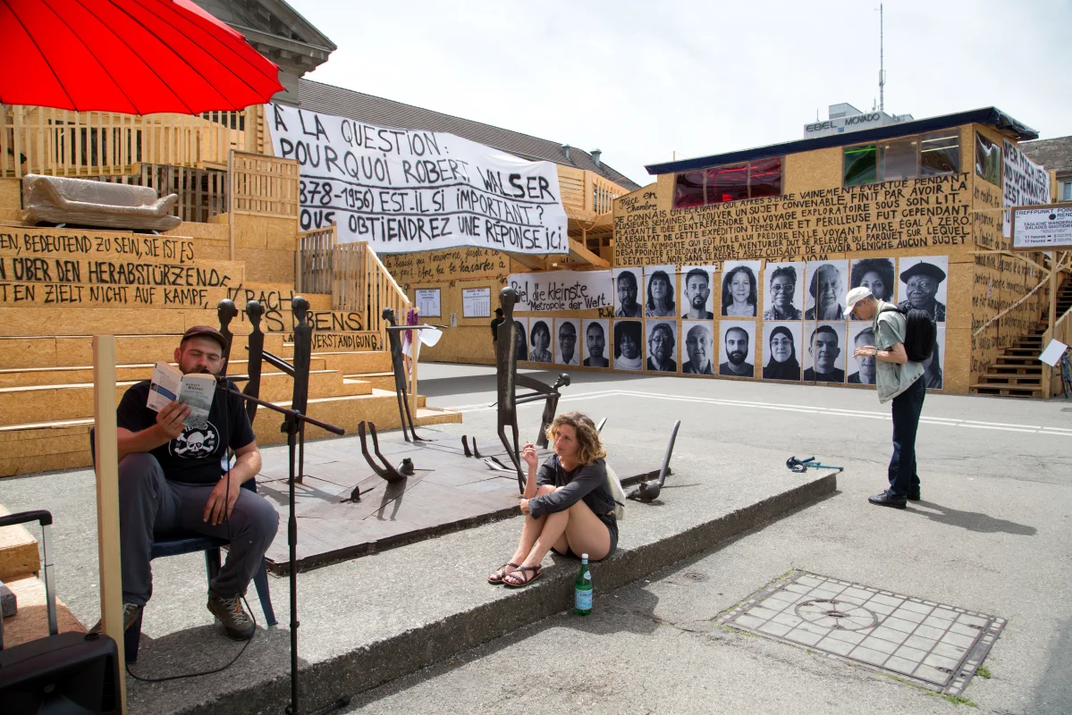 Image: Thomas Hirschhorn lectures on Robert Walser-Sculpture