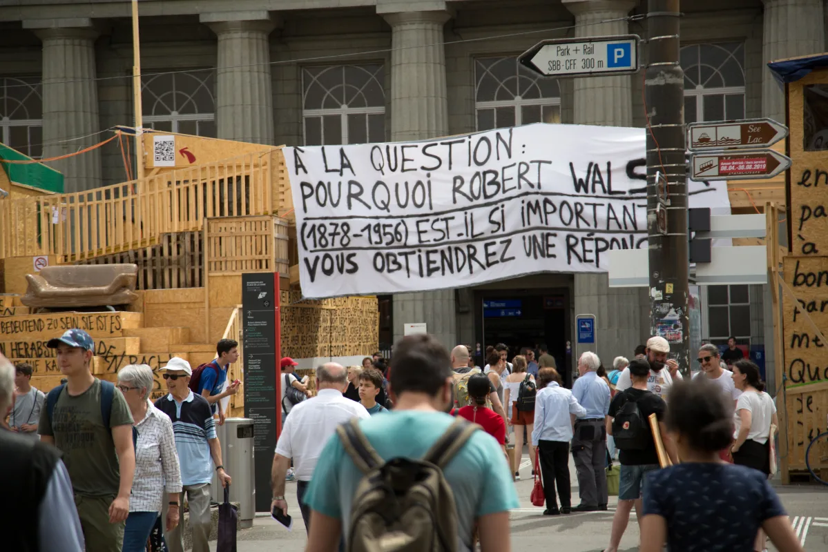 Image: Thomas Hirschhorn lectures on Robert Walser-Sculpture